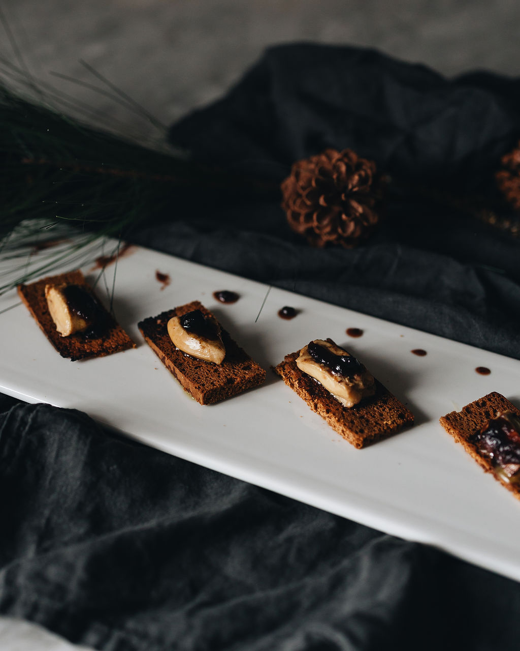 Pain d'épices au foie gras poêlé et confiture d'airelles