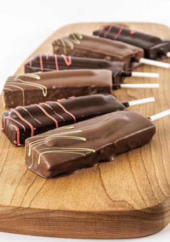 Marshmallow, dark chocolate and salted caramel broom - Couleur chocolat 40g 