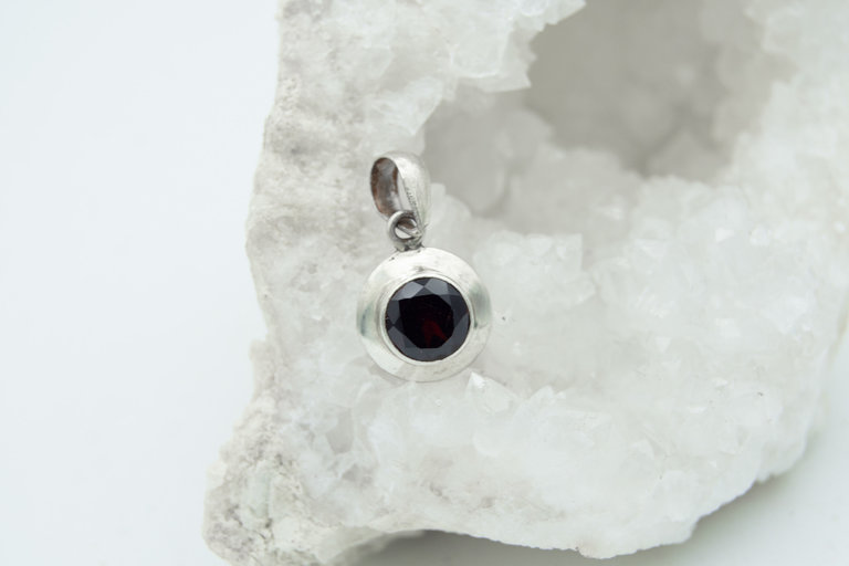 Garnet Pendant - Pois