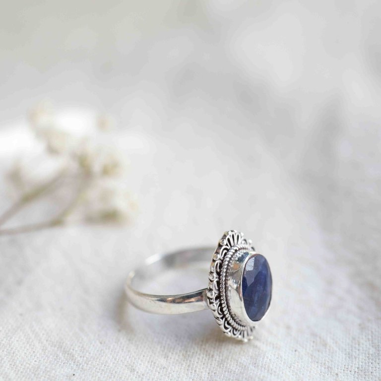 Sapphire Ring - Pivoine