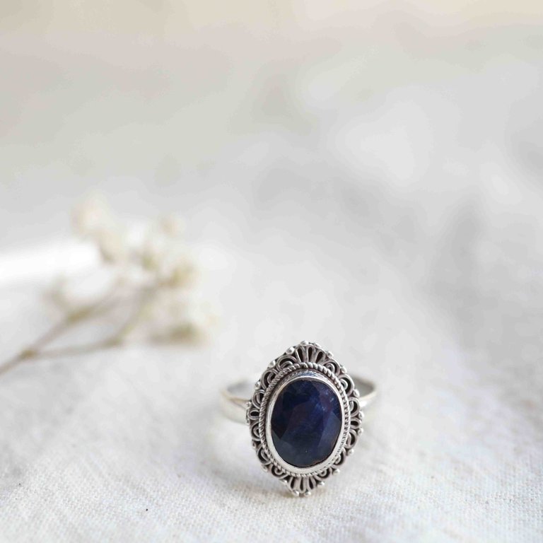 Sapphire Ring - Pivoine
