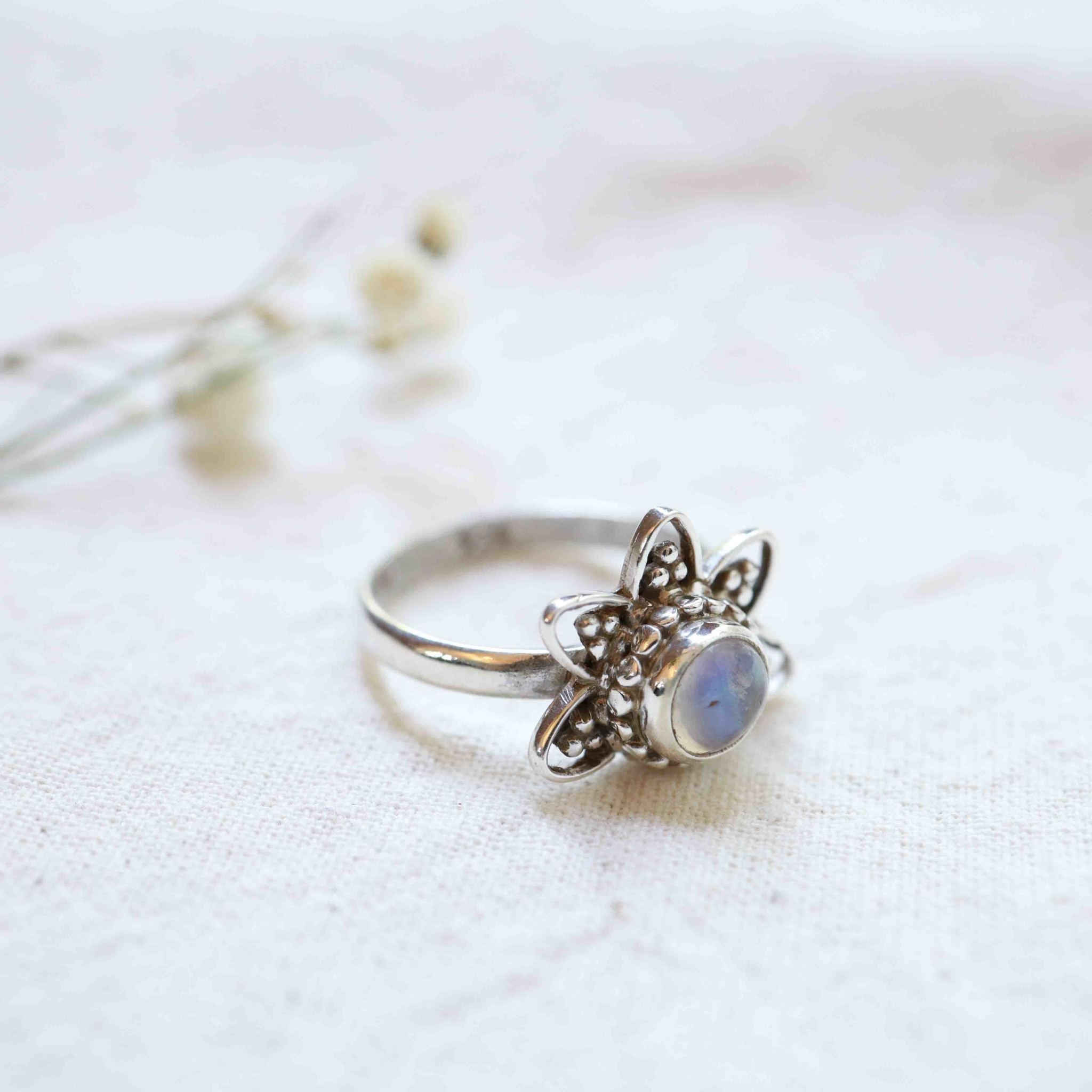 Rainbow moonstone ring - Lotus