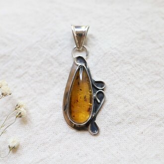 Amber Pendant with insects - Lumière Amber Pendant with insects - Lumière