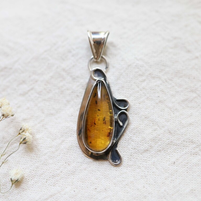 Amber Pendant with insects - Lumière