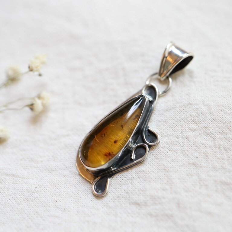 Amber Pendant with insects - Lumière