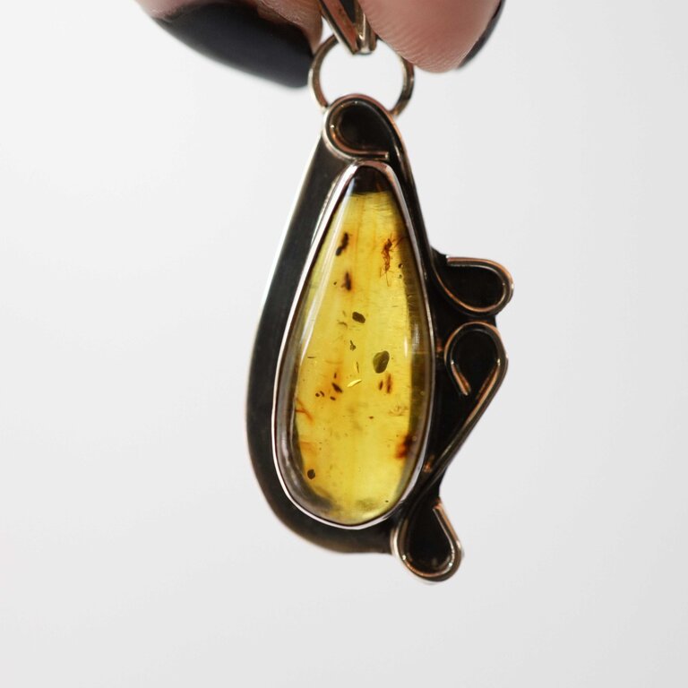 Amber Pendant with insects - Lumière