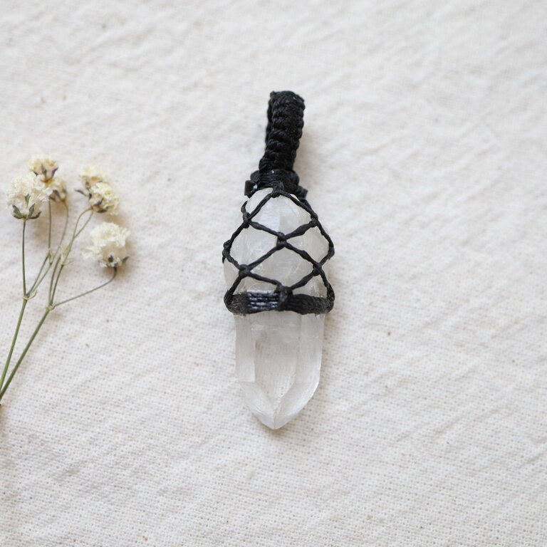 Clear Quartz Pendant macrame - Pointe brute