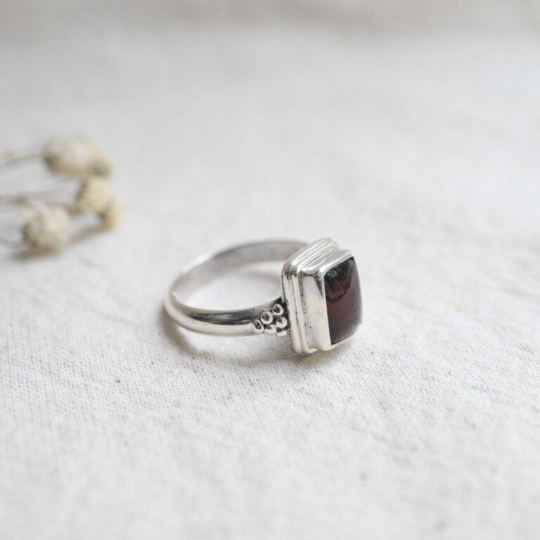 Garnet Ring - Amaryllis