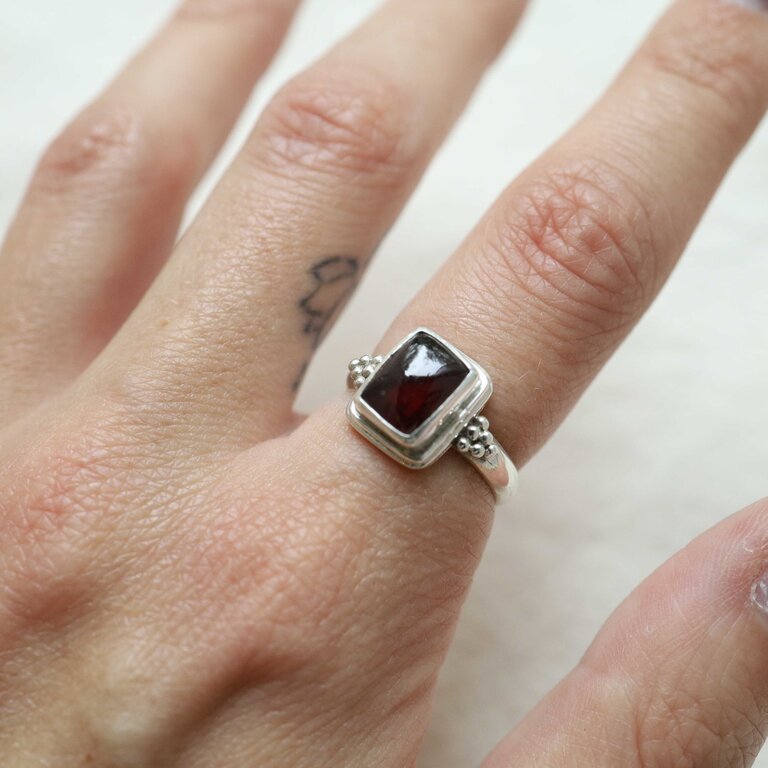 Garnet Ring - Amaryllis