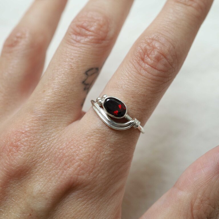 Garnet Ring - Nella