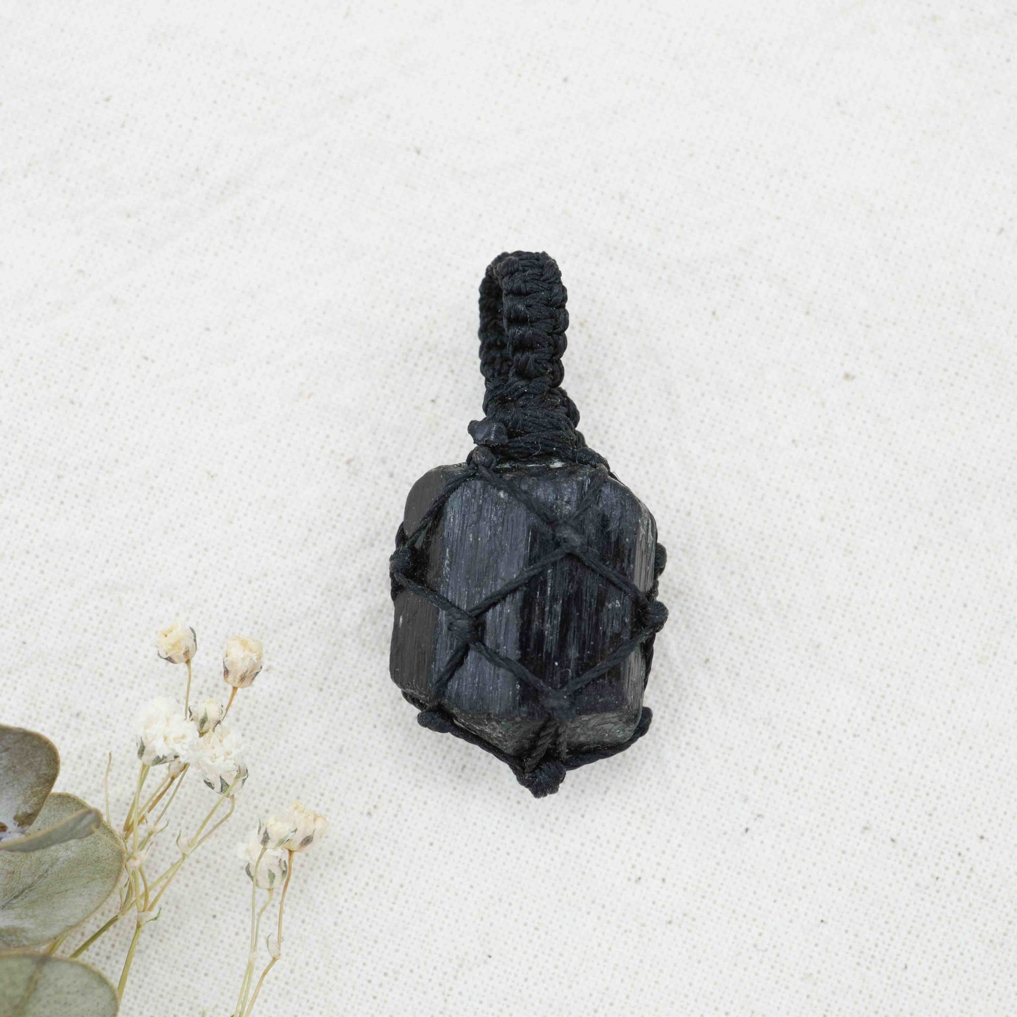 Black tourmaline pendant macrame - Filet