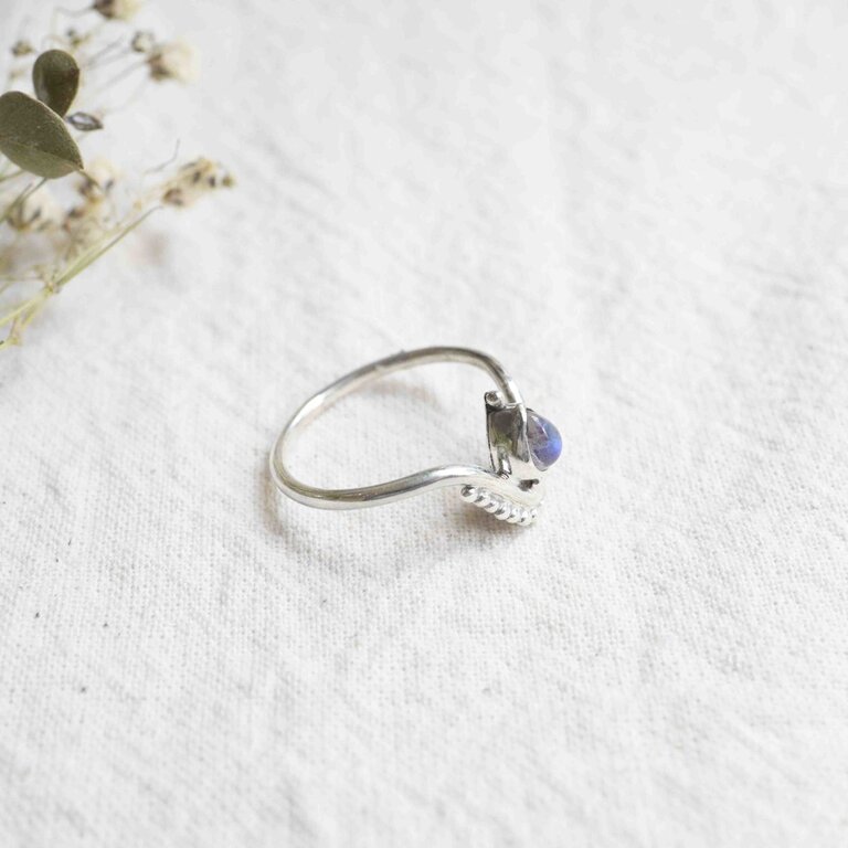 Rainbow moonstone ring - Tilia