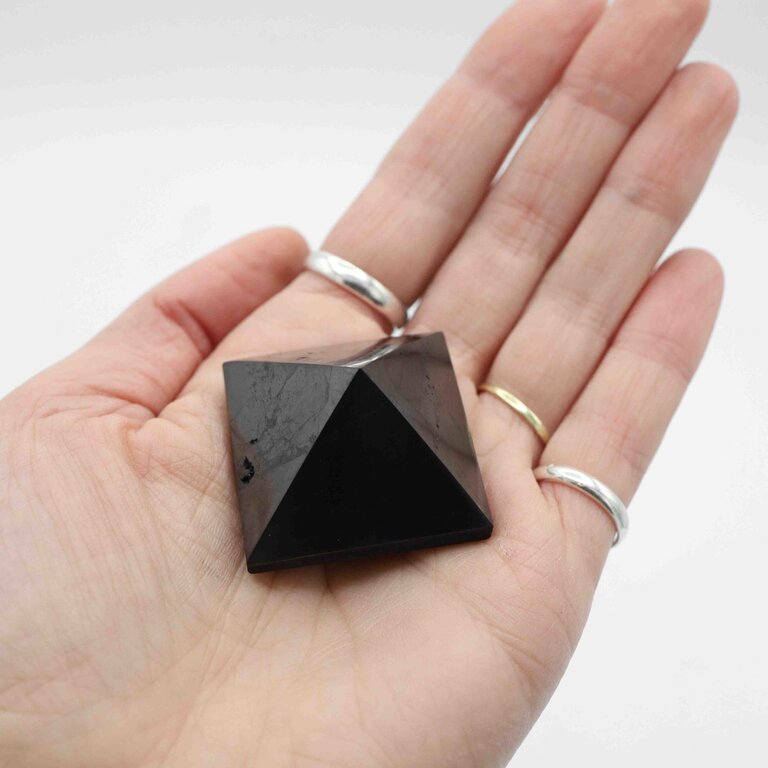 Shungite pyramide