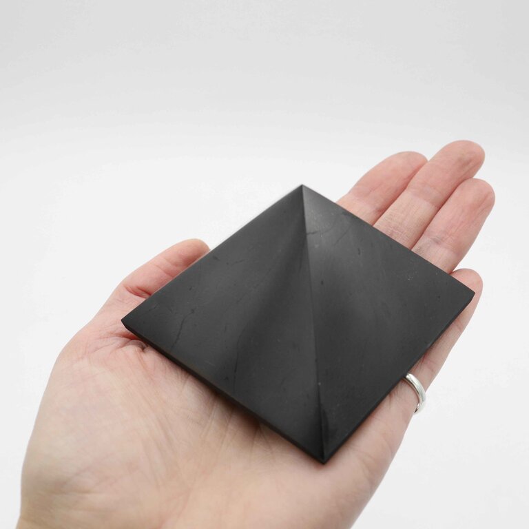 Shungite pyramide