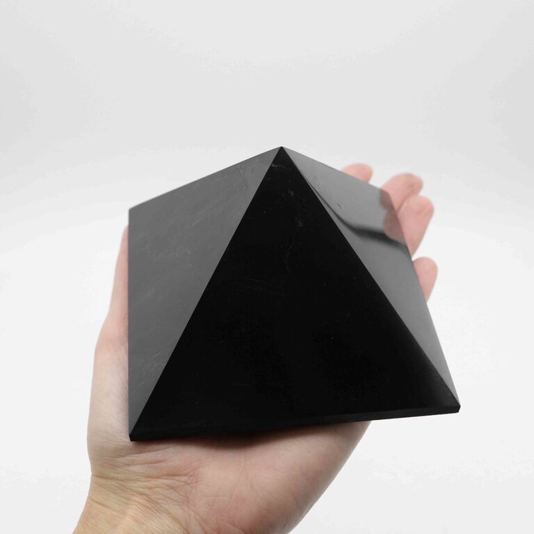 Shungite pyramide