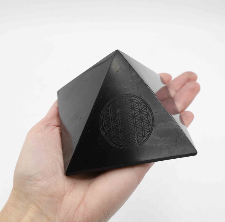 Shungite pyramide - Fleur de vie