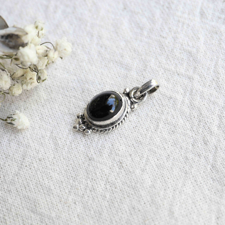 Onyx Pendant - Coquille