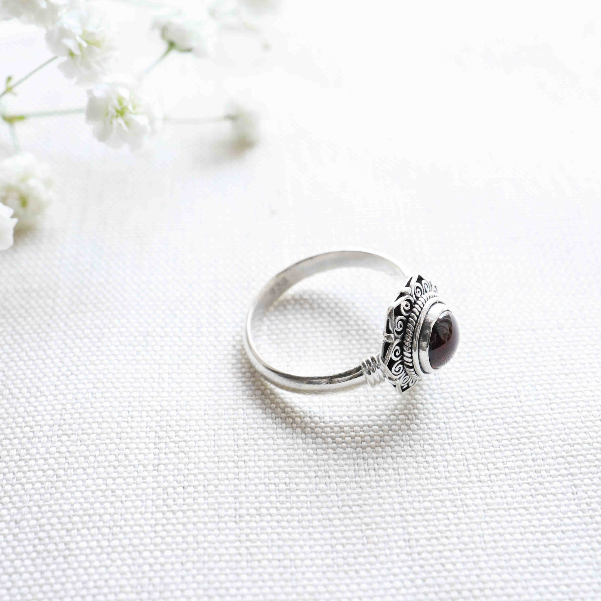Garnet Ring - Chrysanthème