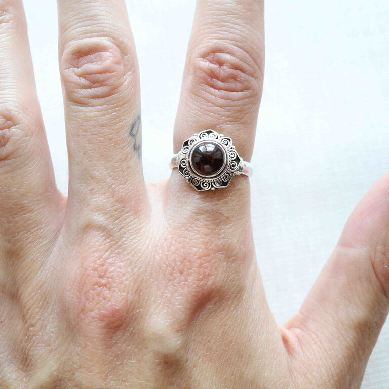 Garnet Ring - Chrysanthème