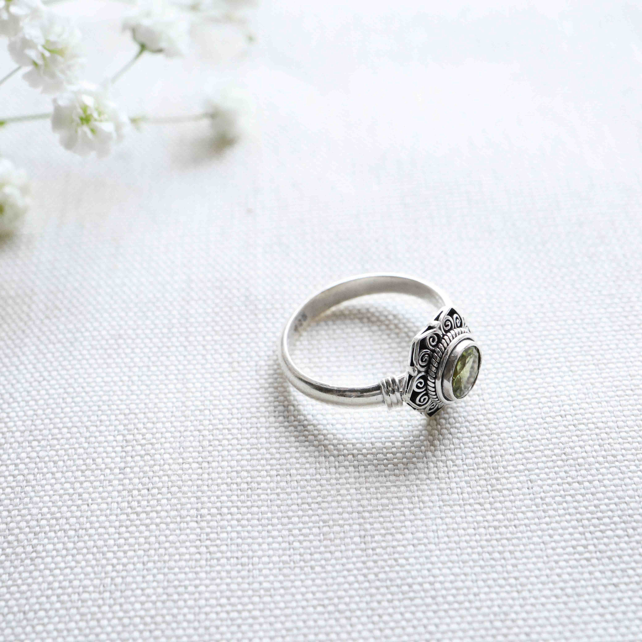 Peridot Ring - Chrysanthème
