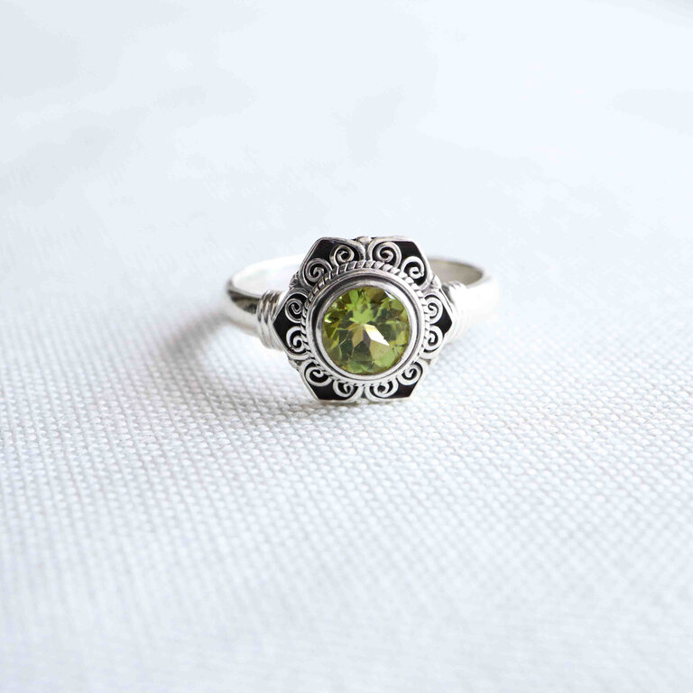 Peridot Ring - Chrysanthème