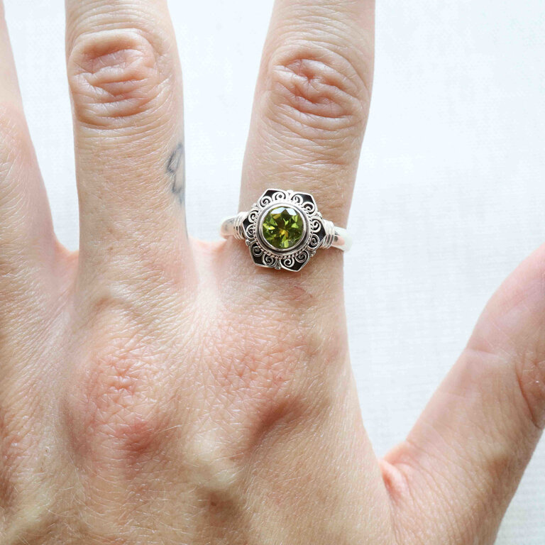 Peridot Ring - Chrysanthème