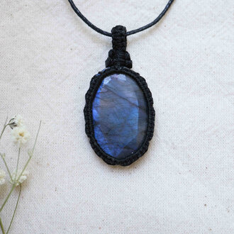 Pendentif Labradorite macramé - Facetté