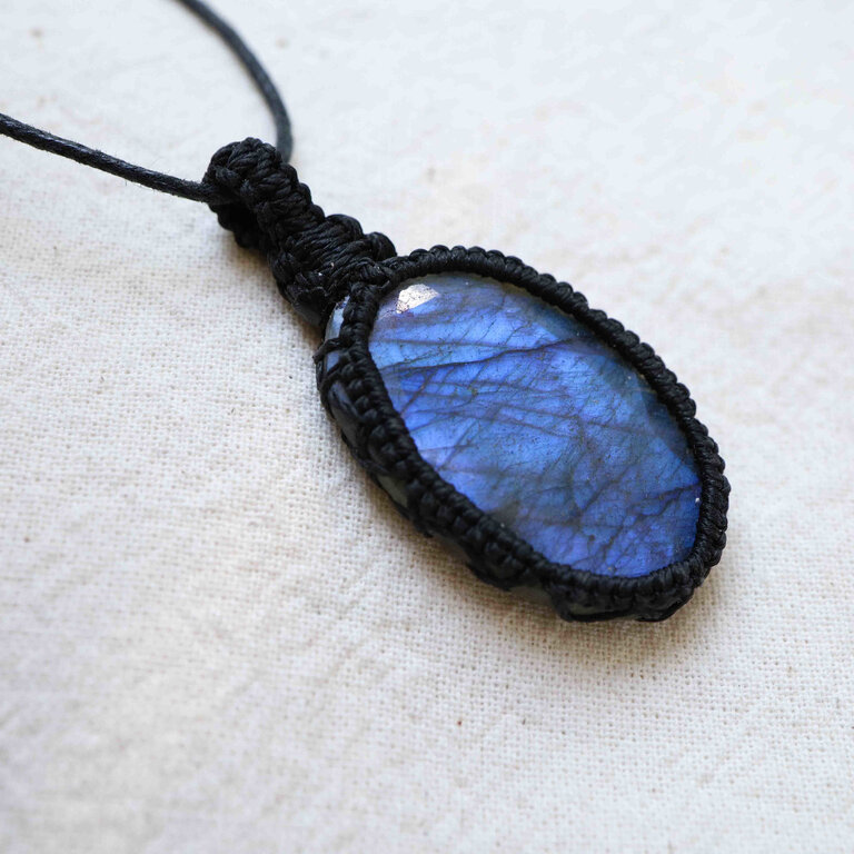 Pendentif Labradorite macramé - Facetté