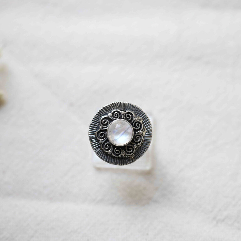 Rainbow moonstone ring - Aura