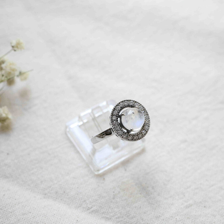 Rainbow moonstone ring - Idun