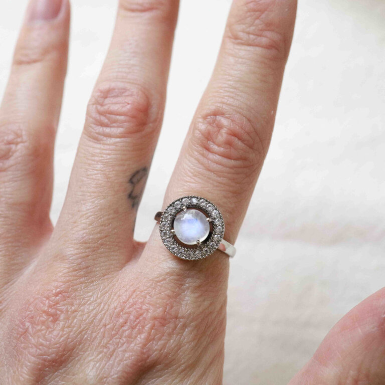 Rainbow moonstone ring - Idun