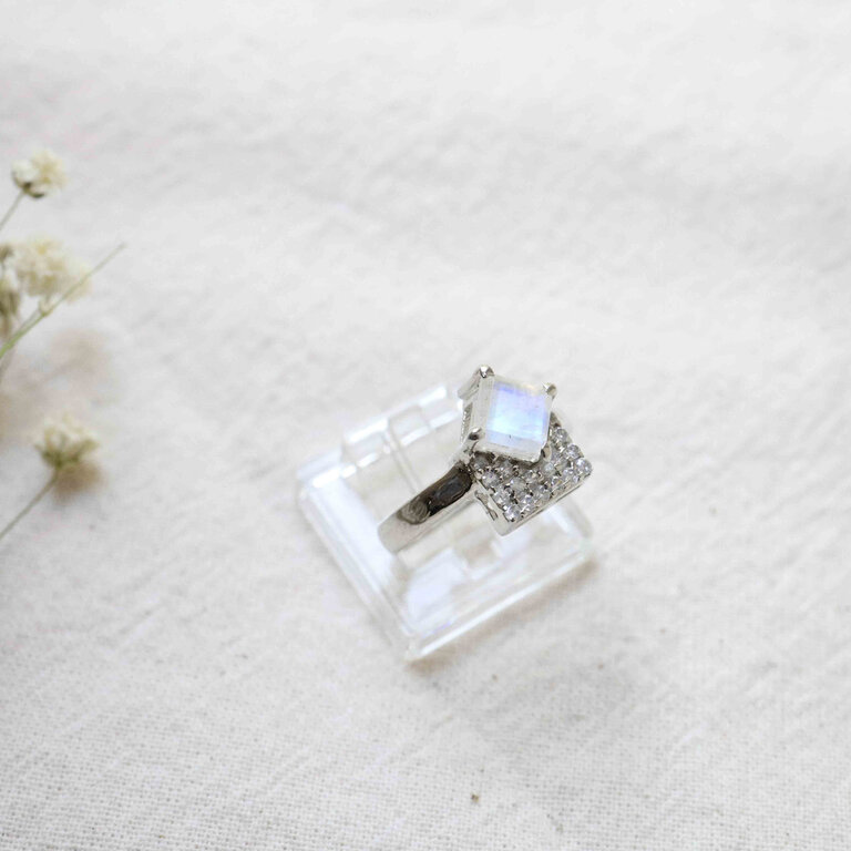 Rainbow moonstone ring - Leia