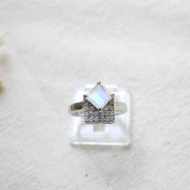 Rainbow moonstone ring - Leia