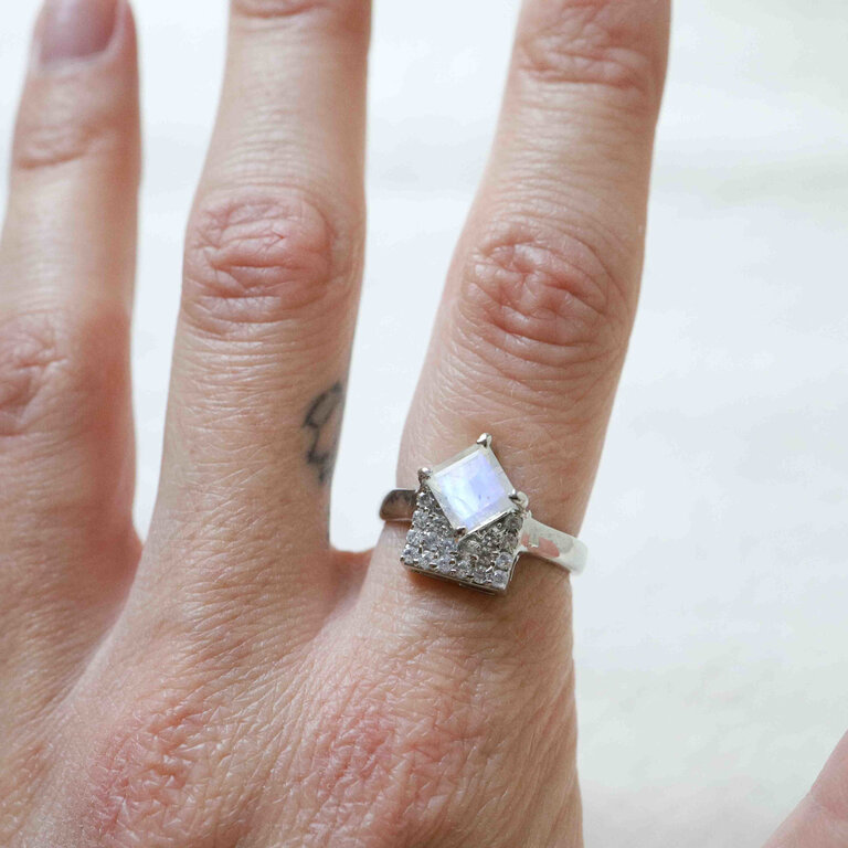 Rainbow moonstone ring - Leia