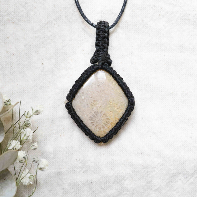 Pendentif Corail fossilisé - Macramé