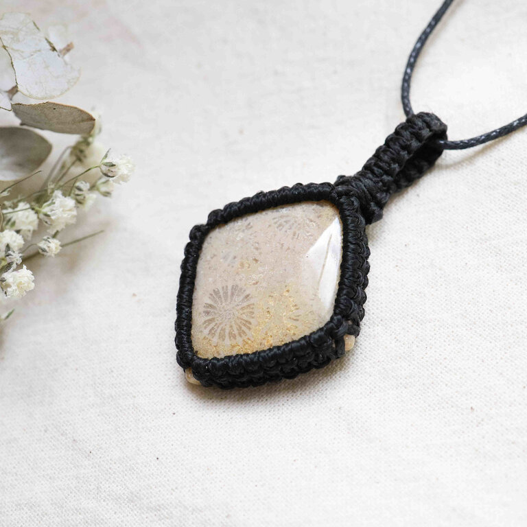 Pendentif Corail fossilisé - Macramé