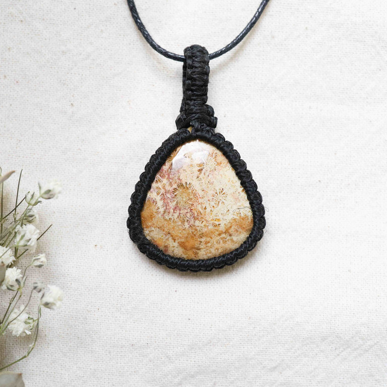Pendentif Corail fossilisé - Macramé