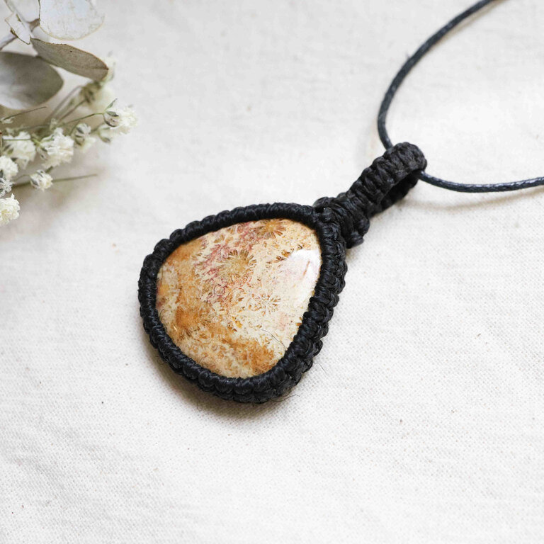Pendentif Corail fossilisé - Macramé