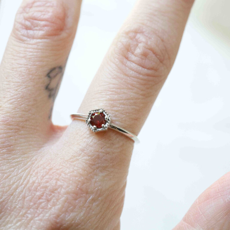 Garnet Ring - Hexagone