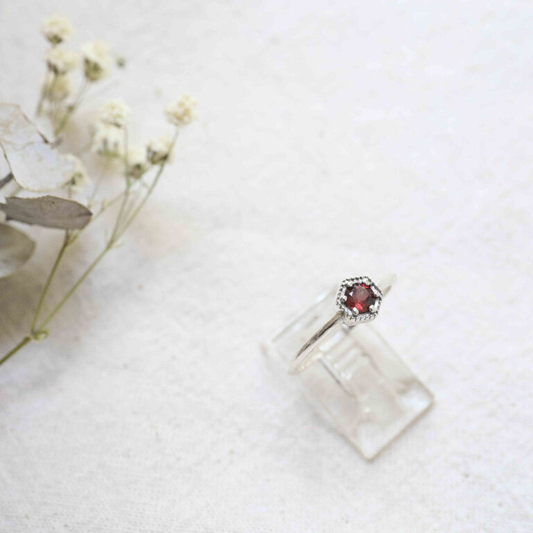 Garnet Ring - Hexagone