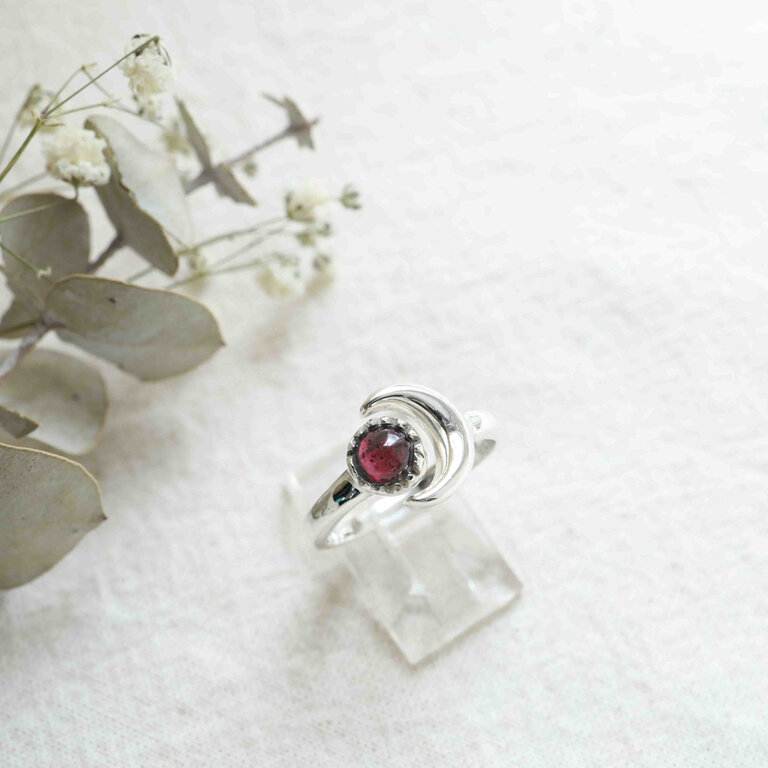 Garnet Ring - Artémis