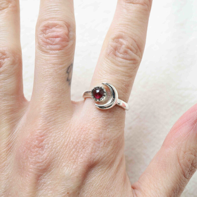 Garnet Ring - Artémis