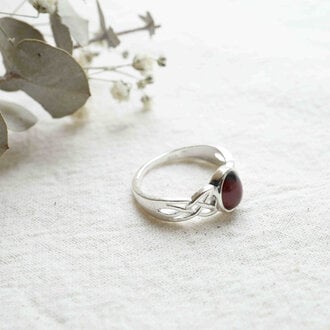 Garnet Ring - Alba