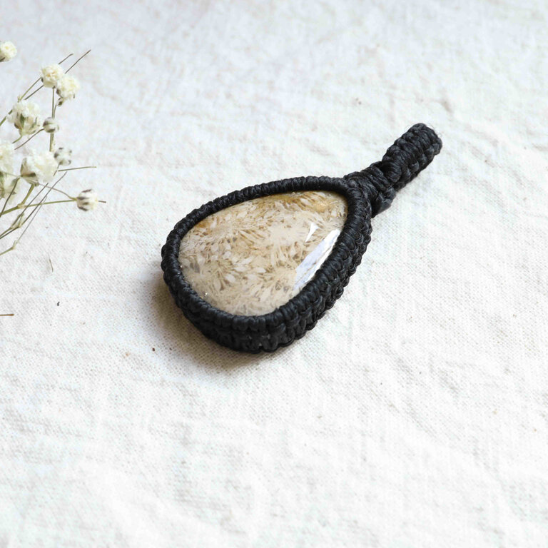 Pendentif Corail fossilisé - Macramé