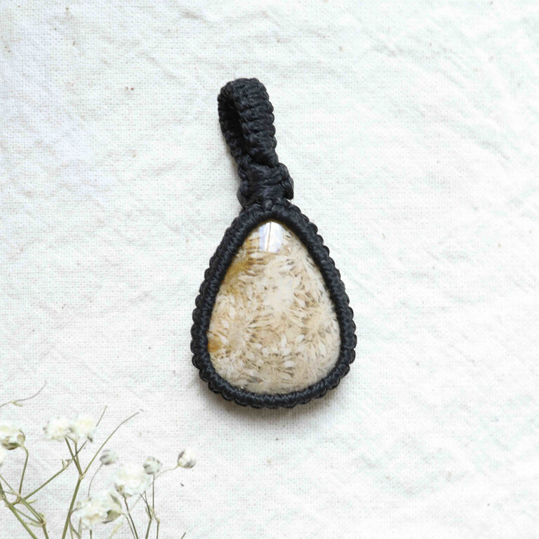 Pendentif Corail fossilisé - Macramé