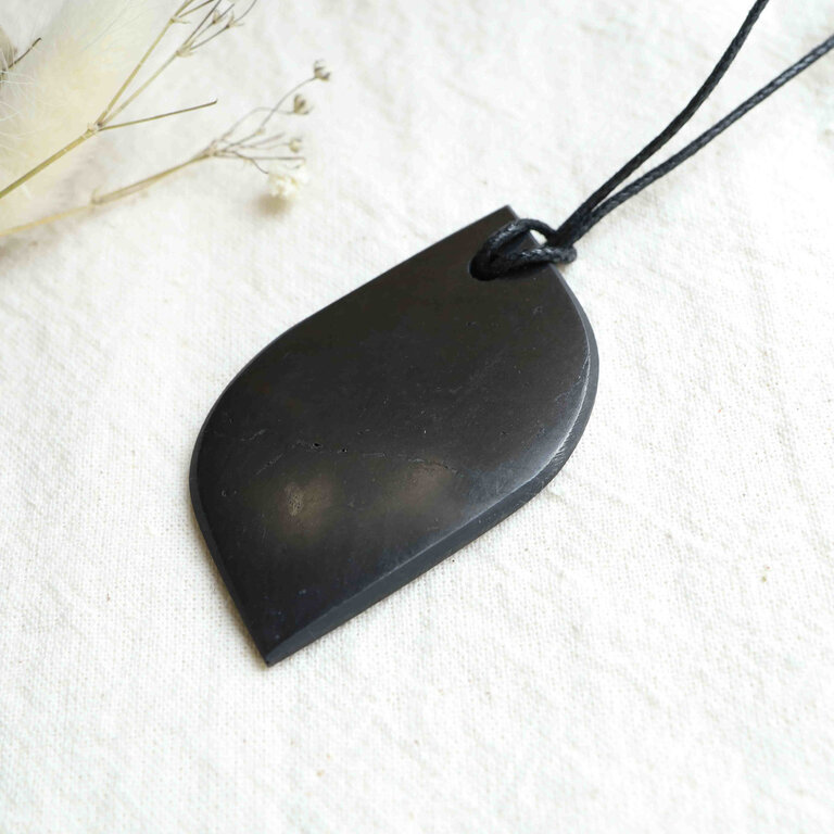 Shungite Pendant - Feuille