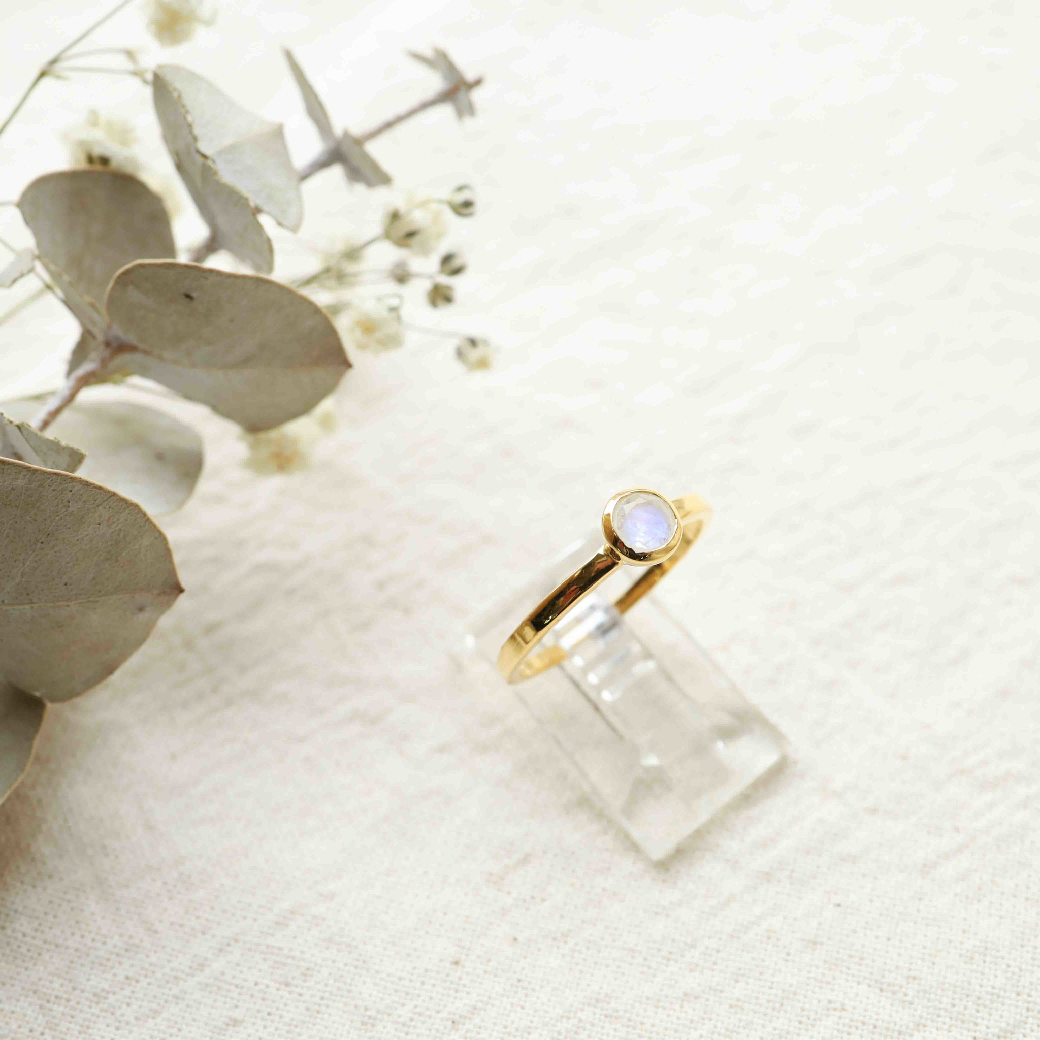 Rainbow moonstone gold plated ring - Ronde