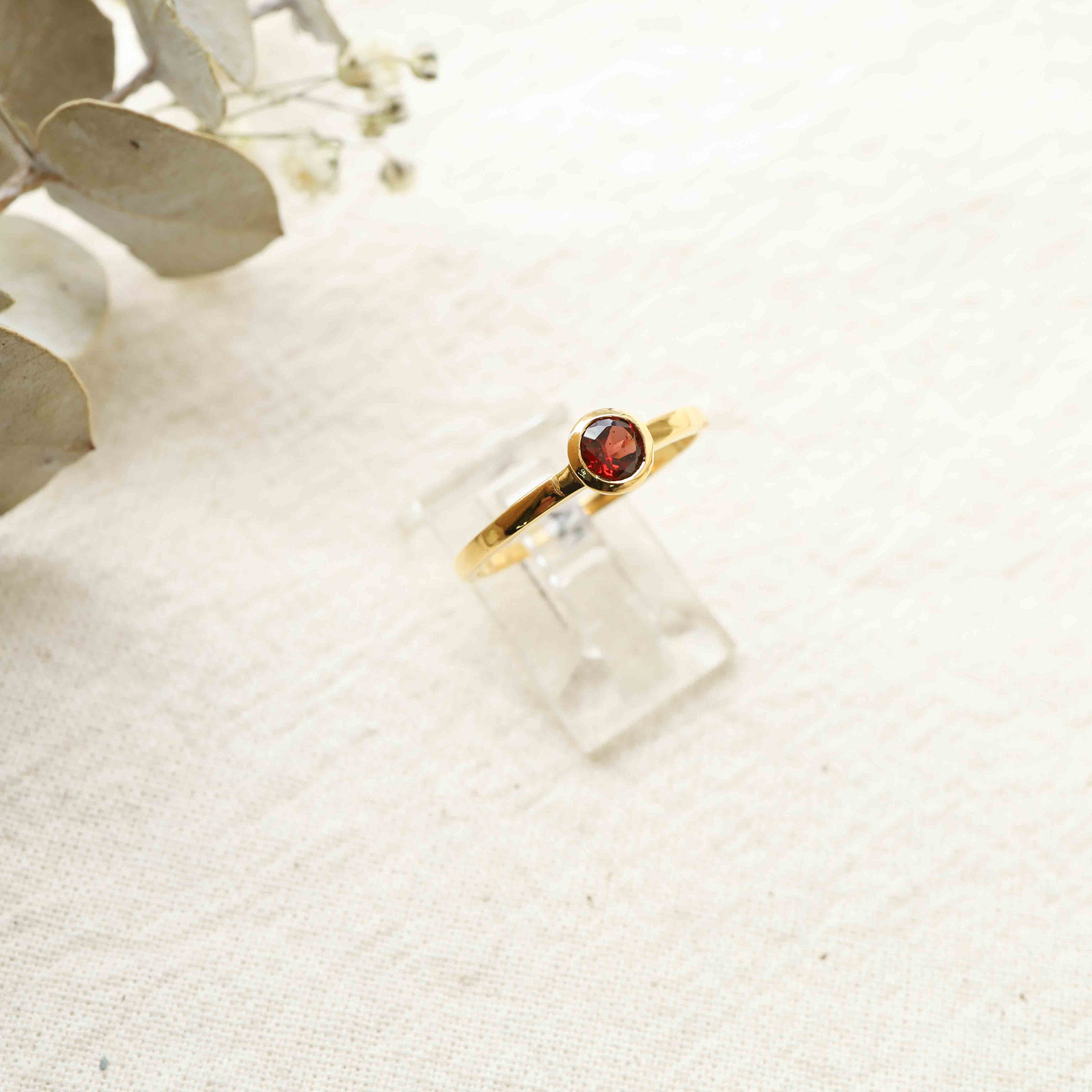 Garnet ring gold plated - Ronde