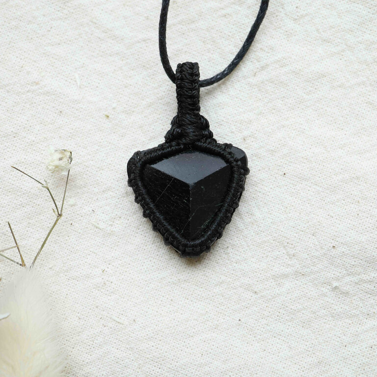 Pendentif Tourmaline noire macramé - Triangle