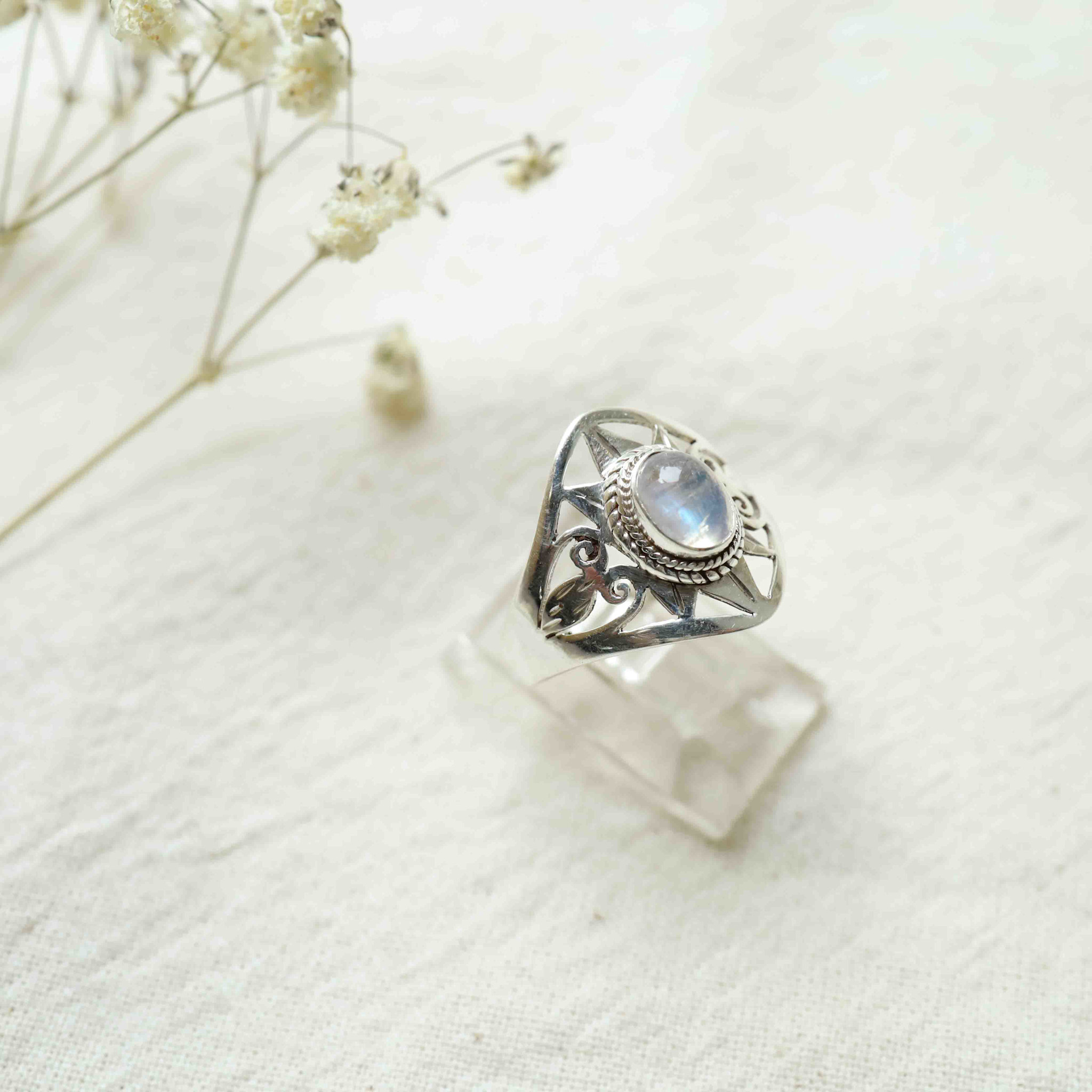Rainbow moonstone ring - Nyx